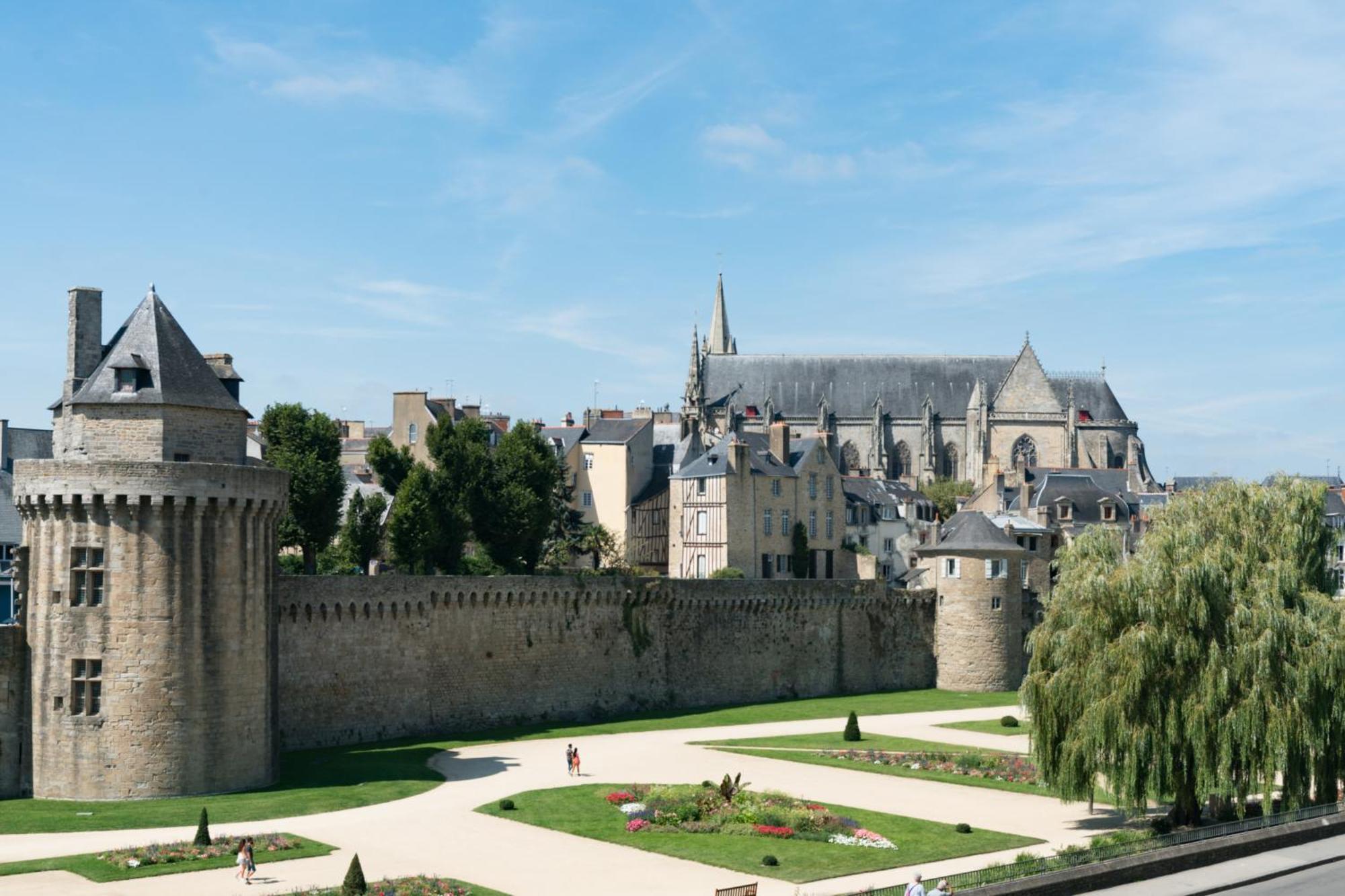 Kyriad Vannes Centre Ville Exterior foto